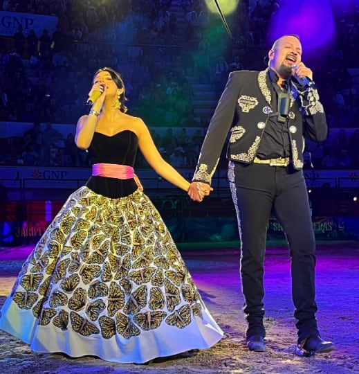 Angela Aguilar y Pepe Aguilar: Jaripeo Sin Fronteras