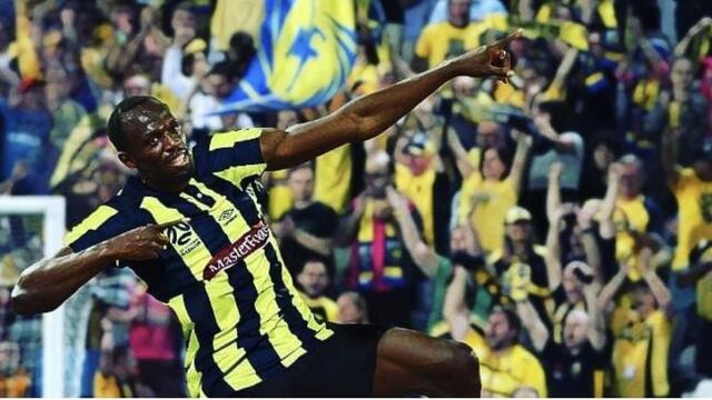 Usain Bolt festeja uno de sus dos goles como profesional.