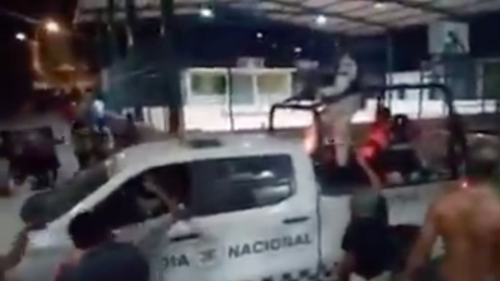 Habitantes de Acapulco amenazan con linchar a Guardia Nacional por dispersar fiesta