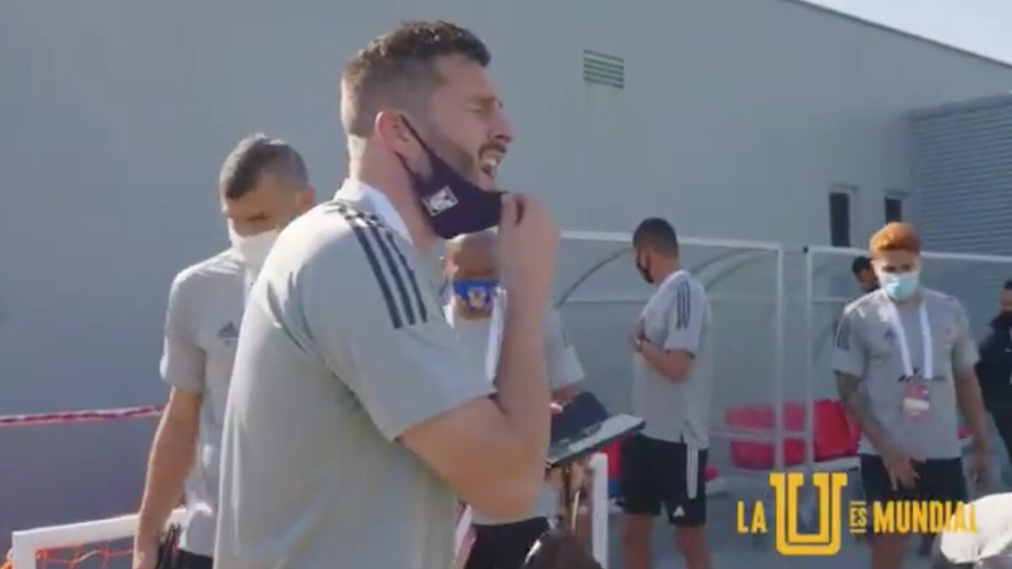André-Pierre Gignac canta 'Cuando Calienta el Sol' de Luis Miguel