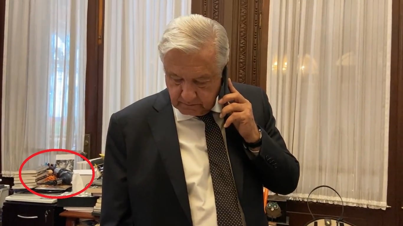 Taladro en escritorio de AMLO