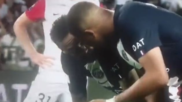 Kylian Mbappé empujó a Messi y discutió con Neymar en pleno partido del PSG.