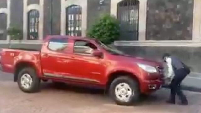 Conductor intenta atropellar a policía