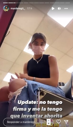 Hija de Bárbara de Regil acude a sacar su INE; olvidó que debía firmarla.