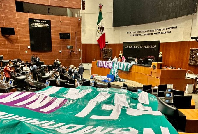 Legisladores de oposición en pijamada en la Cámara de Senadores