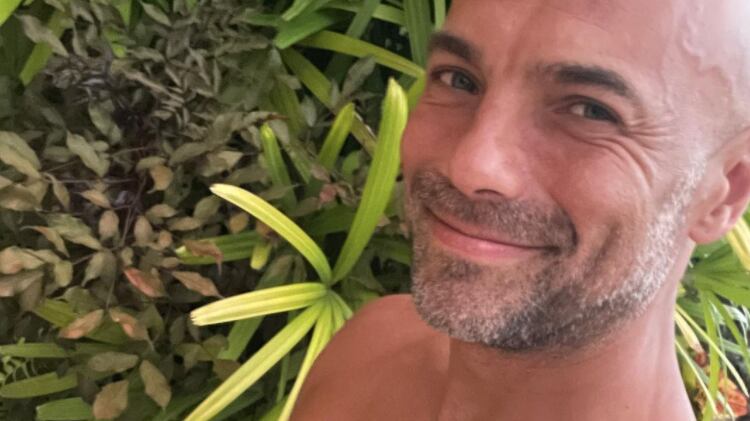 Javier Poza se ejercita sin playera