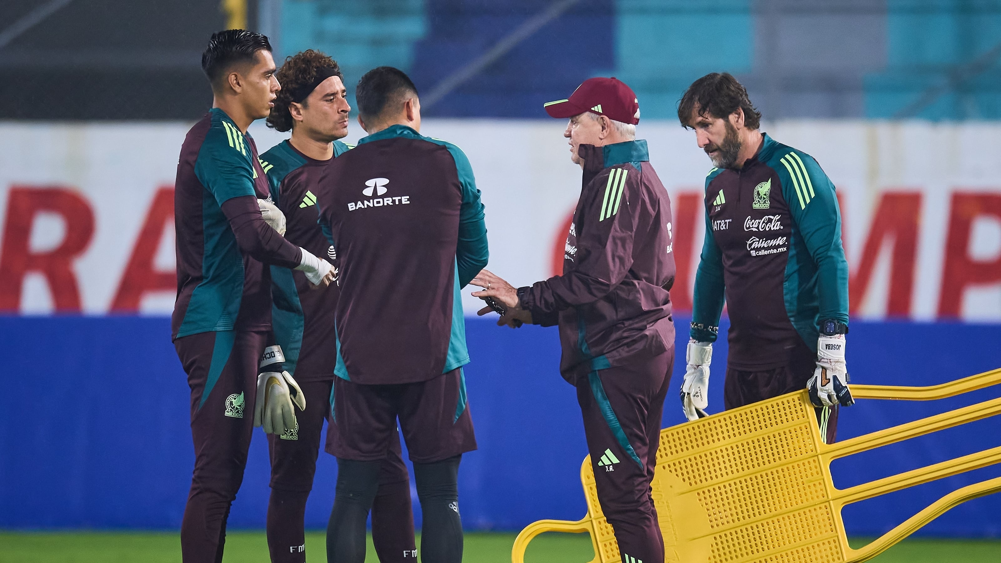 Revelan que Vasco Aguirre llevaría a Memo Ochoa al Mundial 2026 para que sea su “oreja” en el vestidor