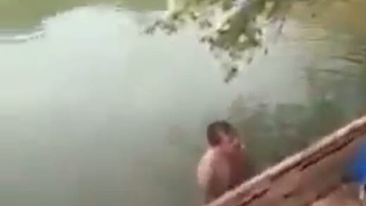 Investigan a hombre que se bañaba con niña en Tabasco