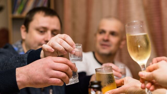 Gente tomando alcohol en Año Nuevo