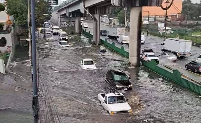Autos circulan debajo del agua por inundaciones en Vía José López Portillo, Estado de México