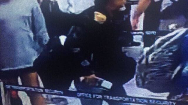 La detienen con un bebé en un aeropuerto.