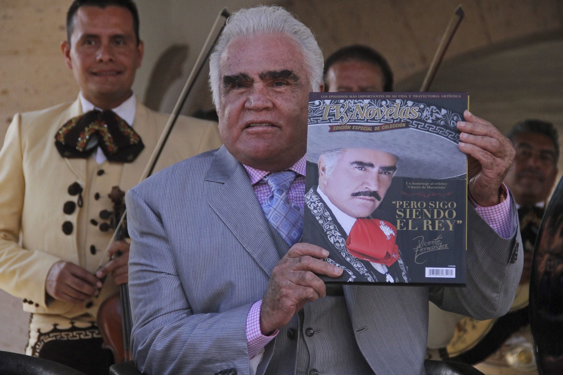 Vicente Fernández, cantante.