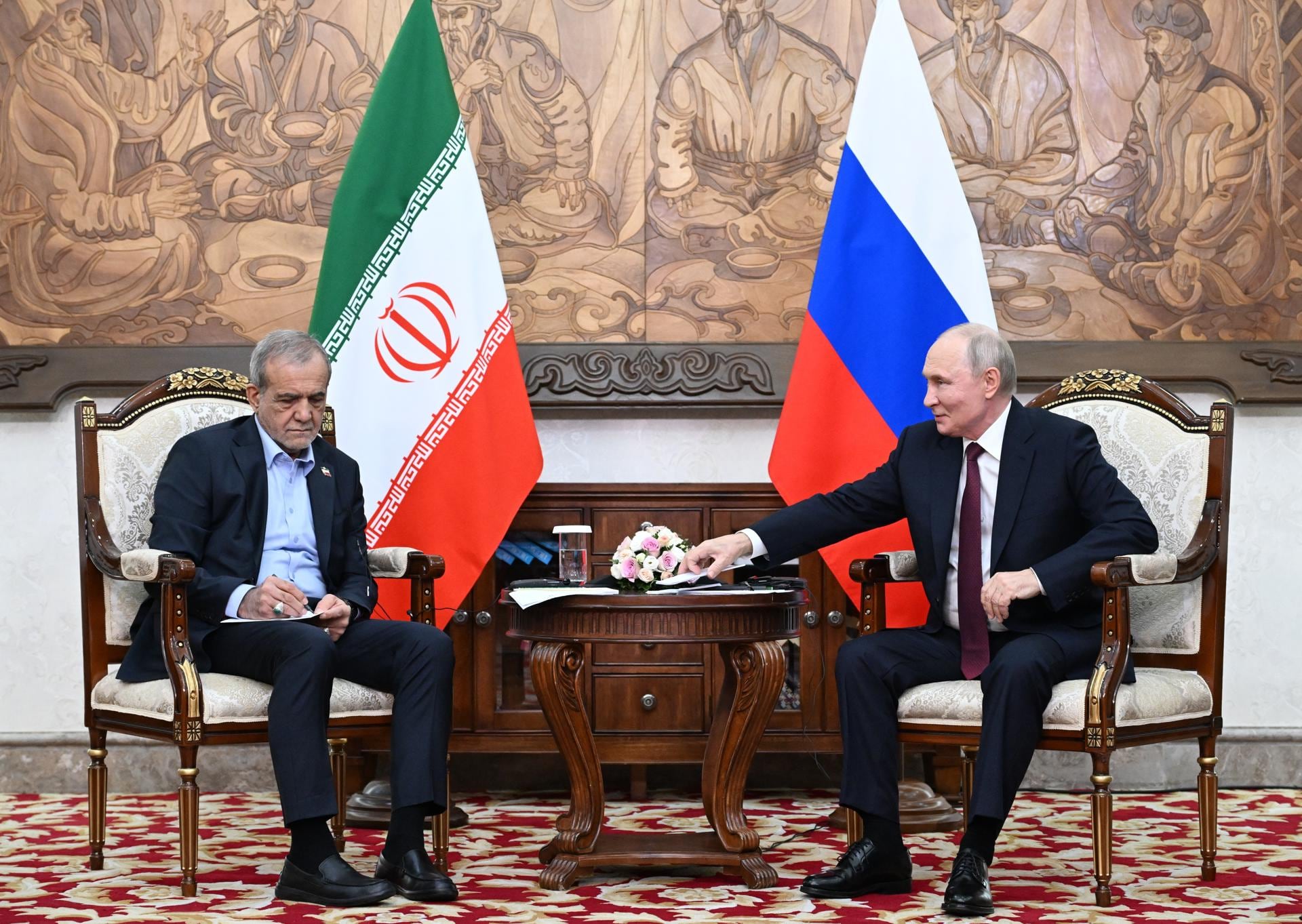 Masud Pezeshkian y Vladímir Putin, presidentes de Irán y Rusia, respectivamente.
