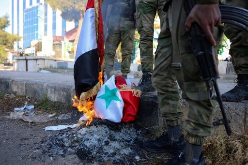 Ciudadanos queman bandera Siria