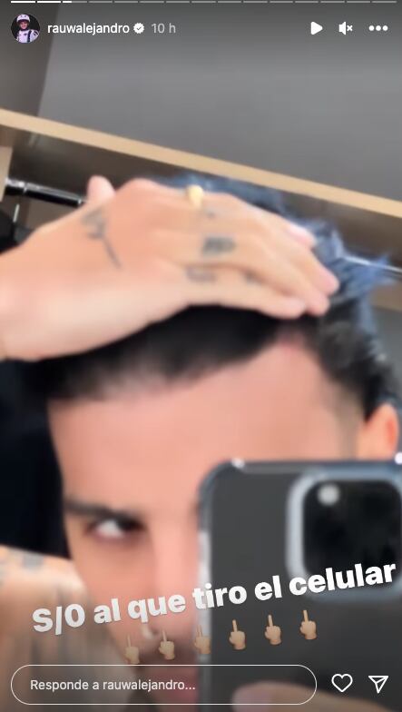 Rauw Alejandro es golpeado por el celular de un fan