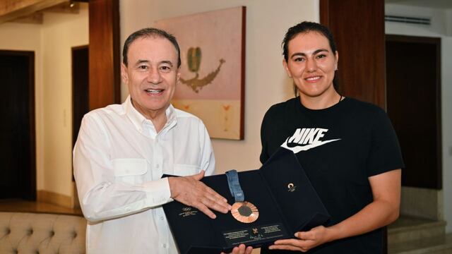 Alfonso Durazo y la medallista olímipica Alejandra Valencia