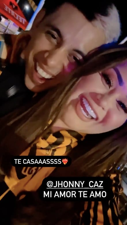 Gomita junto a Jhonny Caz