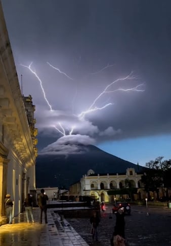 Rayos impactando en el Volcán Acatenango de Guatemala