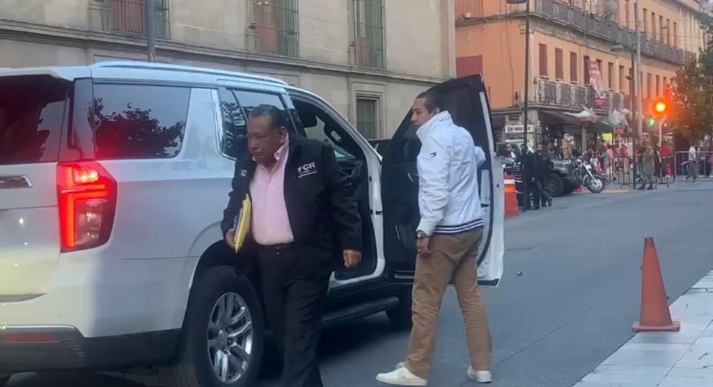 Fiscal especial de caso Ayotzinapa a su llegada a Palacio Nacional