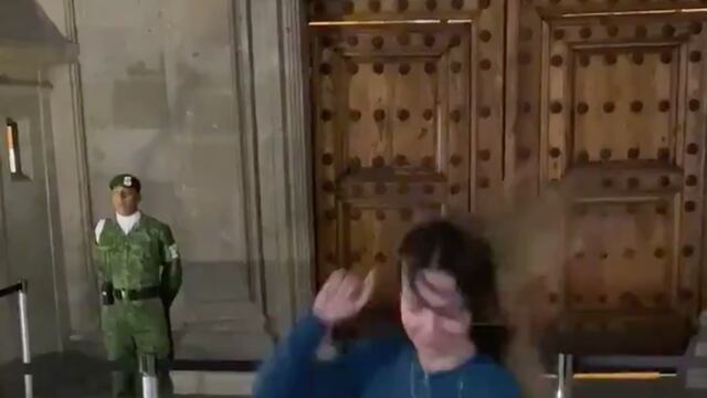 Una mujer decidió aceptar el "reto" de bailar 'Tusa' frente a Palacio Nacional
