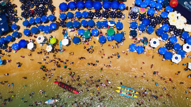 Playas de Guerrero llenas de turistas en Guerrero
