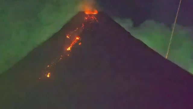Captan en video la erupción de un volcán iluminada por la caída de un meteorito