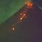 Captan en video la erupción de un volcán iluminada por la caída de un meteorito