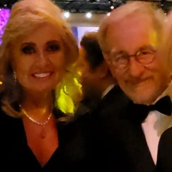 Carla Estrada y Steven Spielberg
