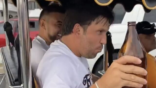 El Kikin Fonseca con sus caguamas