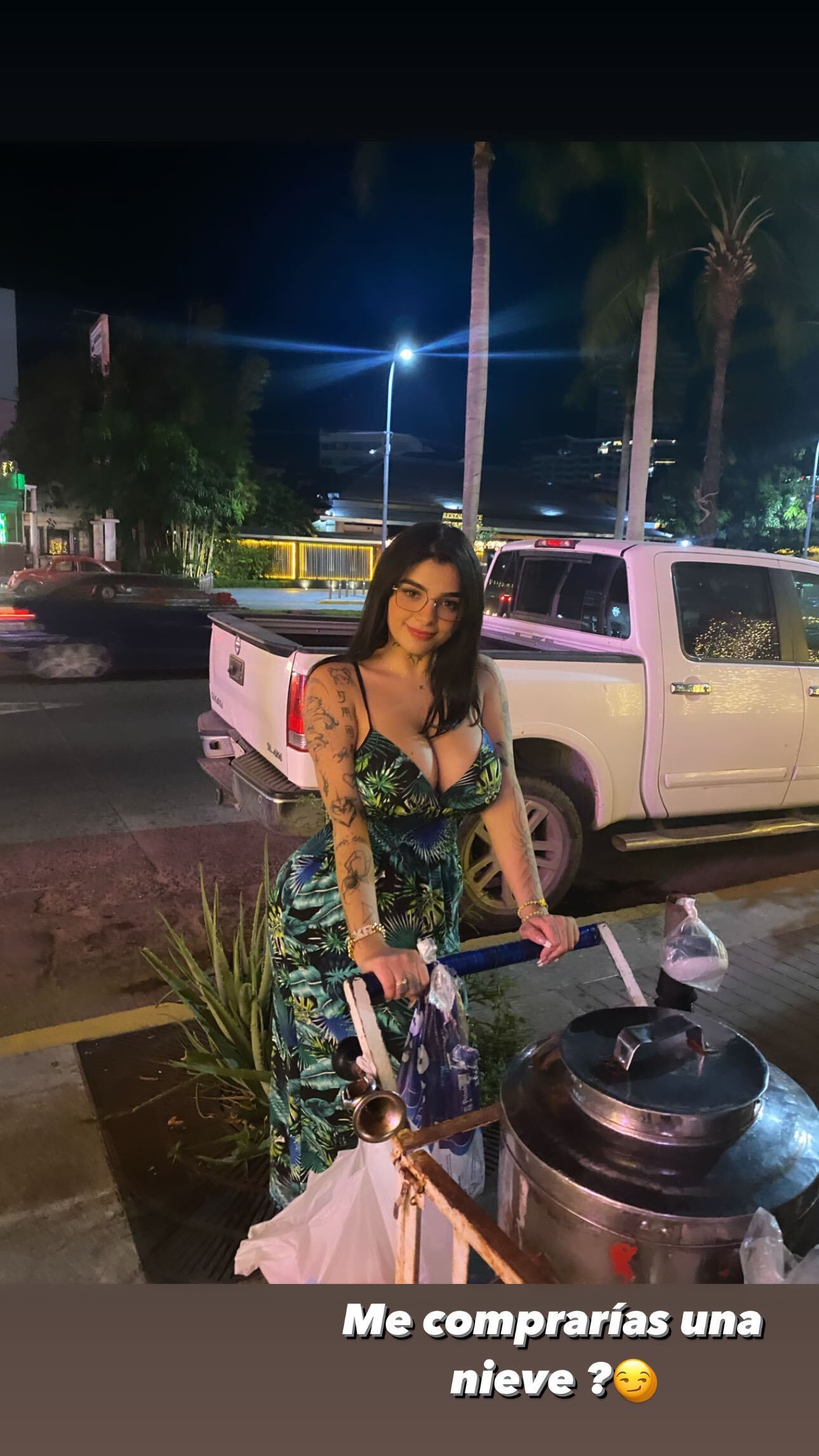 Karely Ruiz anda vendiendo nieve