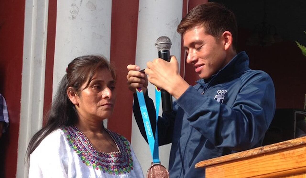 José Alejandro Barrondo regala medalla a su madre