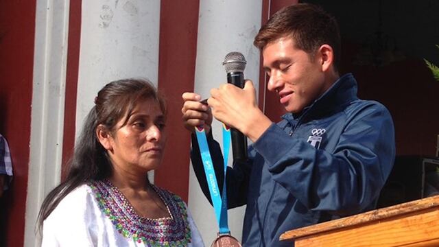 José Alejandro Barrondo regala medalla a su madre