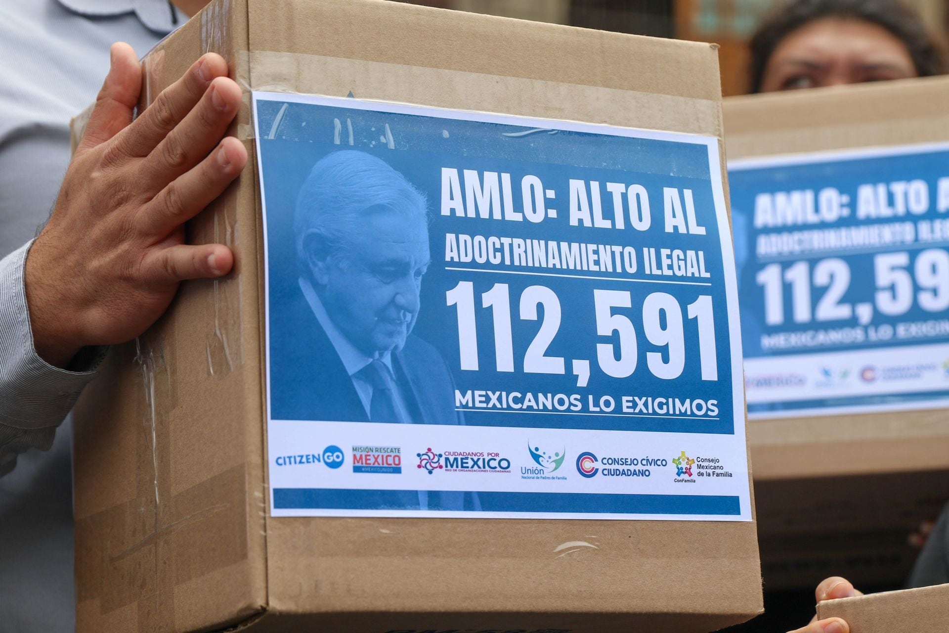 Entrega de firmas en contra de la distribución de los libros de texto gratuito de la SEP