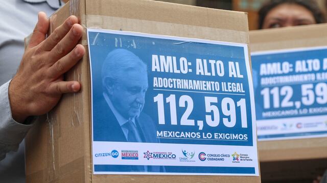 Entrega de firmas en contra de la distribución de los libros de texto gratuito de la SEP