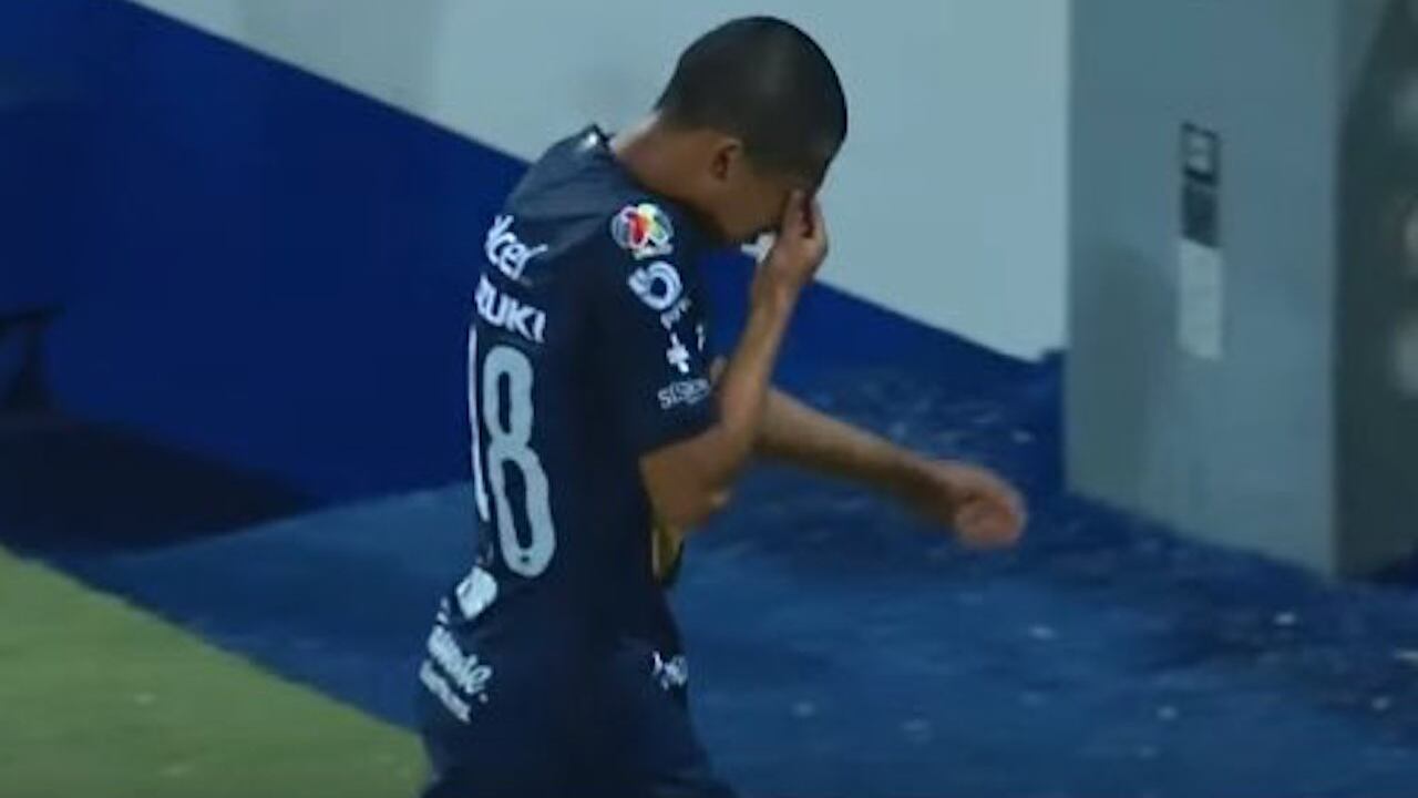 VIDEO: Árbitro expulsa por error a novato de Pumas; se va llorando al vestuario