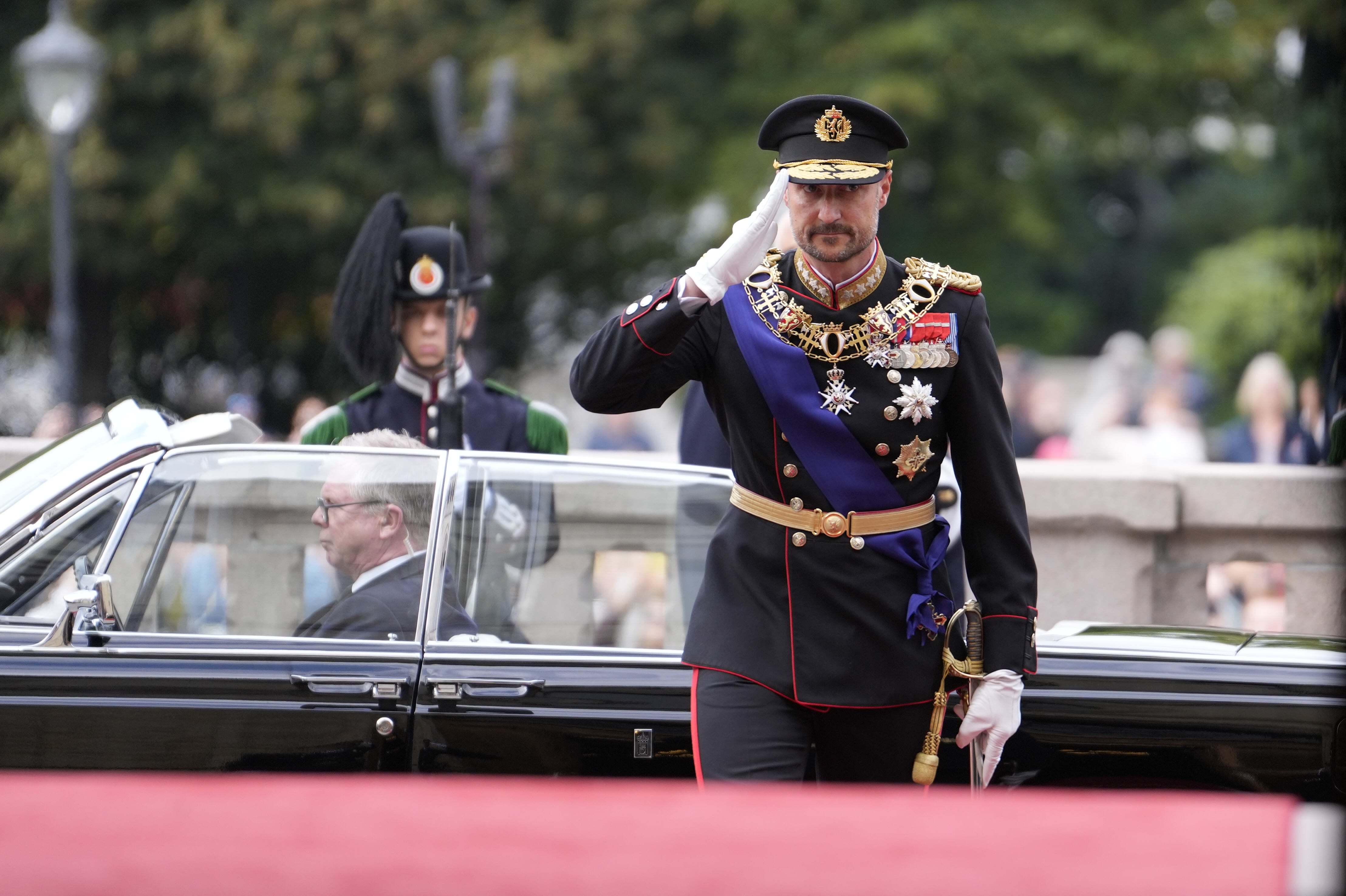 Haakon VIII jura como rey ante el Parlamento de Noruega