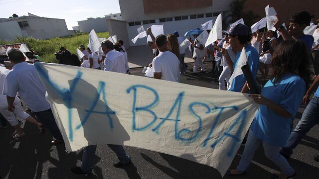 Cientos de ciudadanos vestidos de blanco salieron a las calles el pasado 11 de julio para exigir al gobierno mayor seguridad en el estado. Con pancartas contra el secuestro y los robos los manifestantes exigieron la renuncia del mandatario estatal. Foto: Félix Márquez / Cuartoscuro