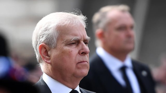 Príncipe Andrés del Reino Unido renuncia a su título real.