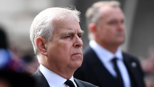 Príncipe Andrés del Reino Unido renuncia a su título real.