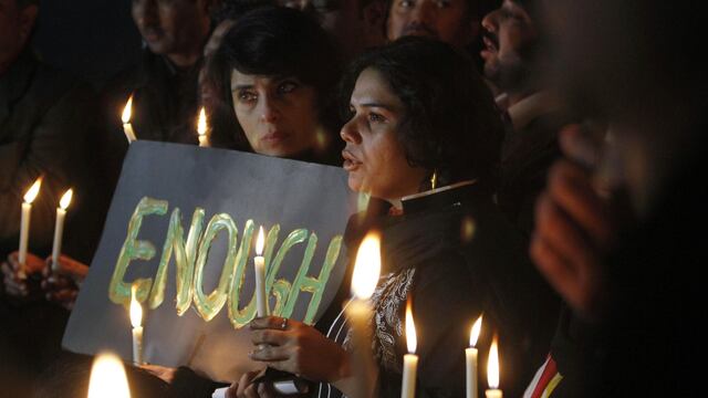 Suman 141 muertos tras ataque talibán a escuela de Pakistán