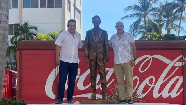 Estatua de Eugenio Derbez en Acapulco