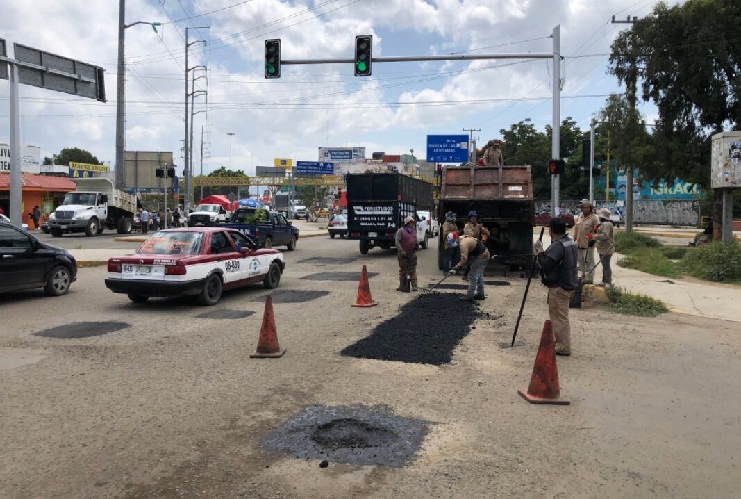 Arreglan baches en Oaxaca