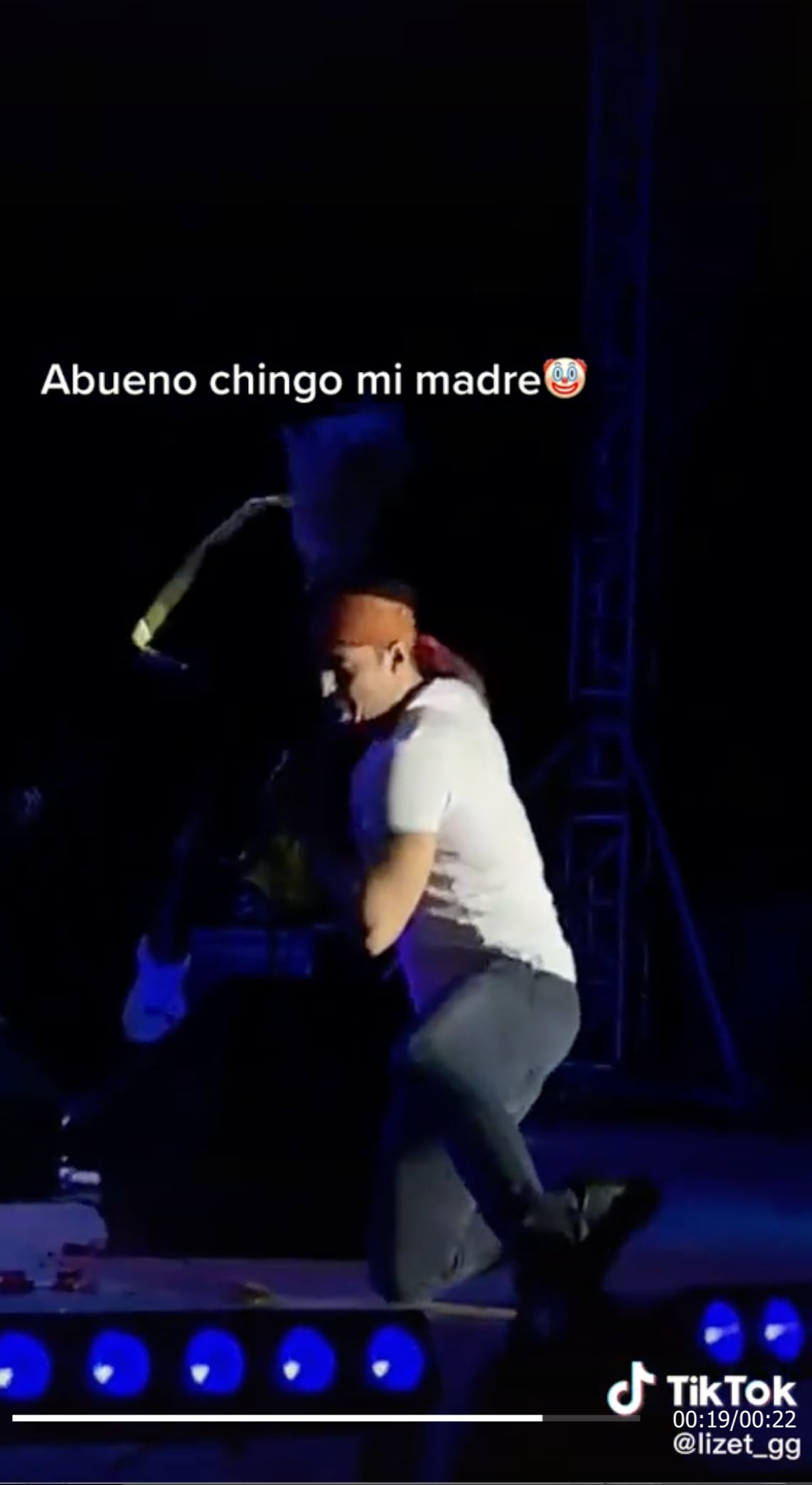 VIDEO: Exhiben a José Madero en TikTok por romperle en su cara a fan las flores que le regaló