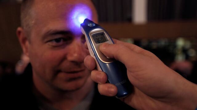 Personas en Europa son analizadas para ver si presentan fiebre.