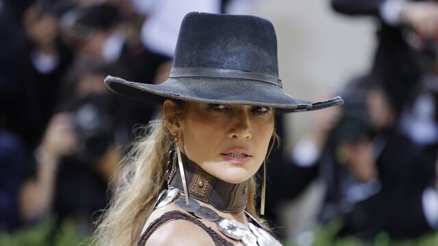 Jennifer Lopez desnuda celebra tener 53 años de edad