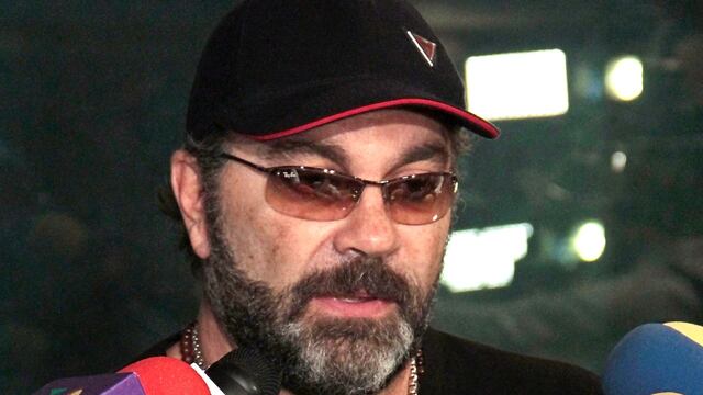 Manuel Mijares llega a Televisa en silla de ruedas