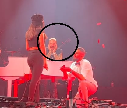 Maluma reacciona a pedida de matrimonio en su concierto.
