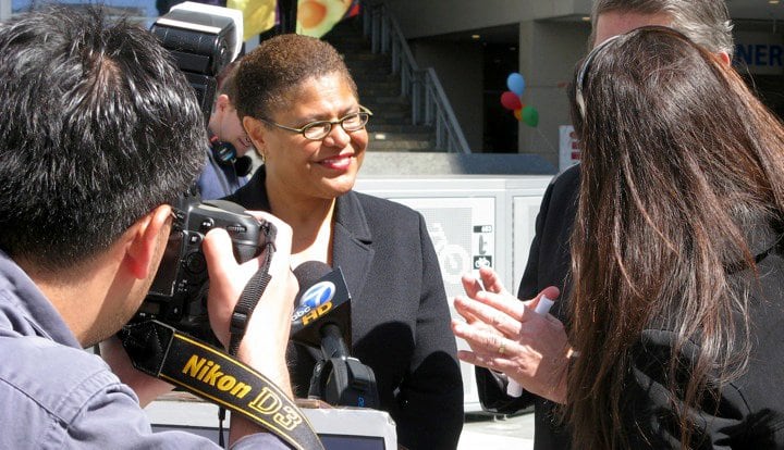 ¿Quién es Karen Bass?