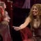 Shakira se cae en pleno concierto, pero se levanta haciéndolo parte de la coreografía