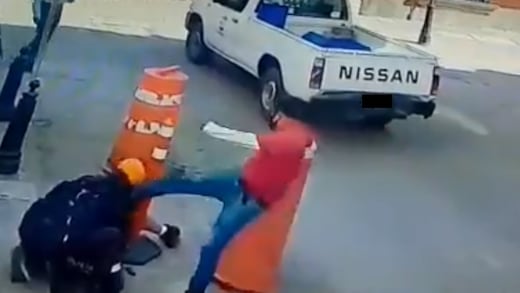VIDEO: Patea a sujeto que intentaba desarmar a policía en Querétaro